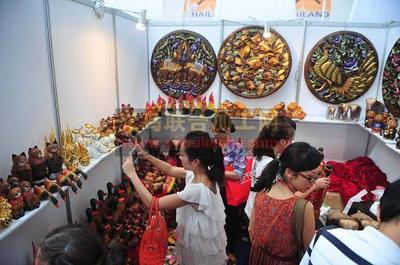 婦女來(lái)料加工精品在義烏展洽在義烏國(guó)際博覽中心舉行。